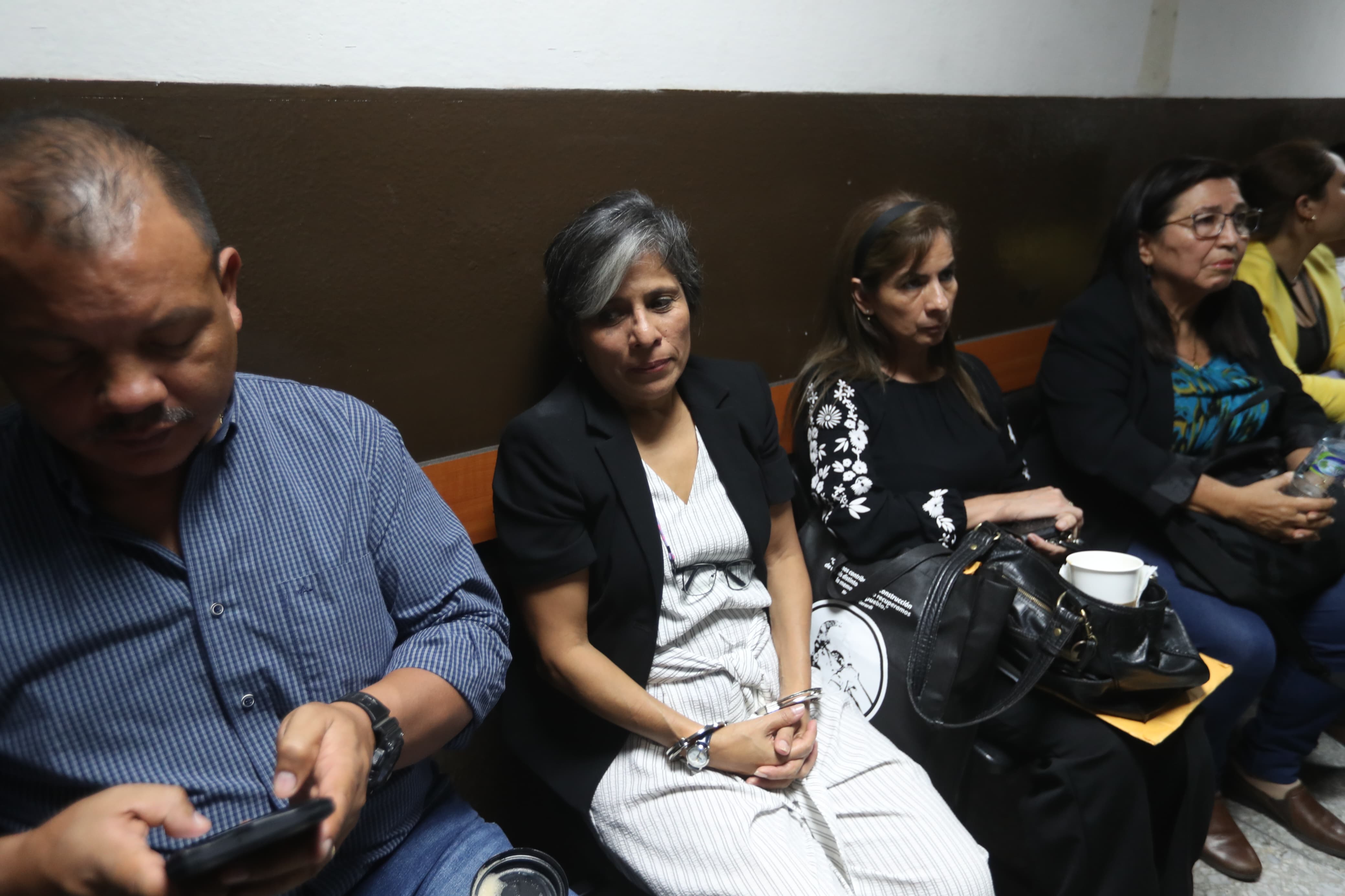 La abogada Claudia González saldrá de prisión y quedará con arresto domiciliario.