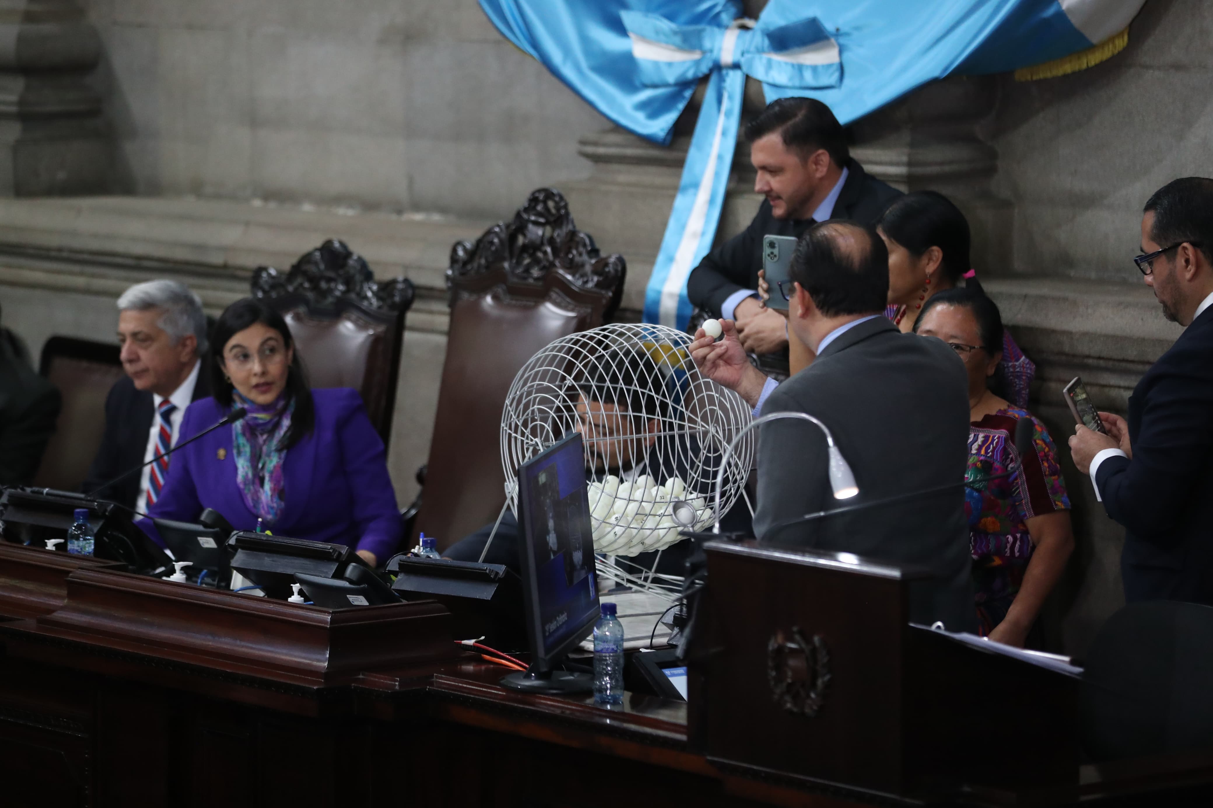 El sorteo de la Comisión Pesquisidora se dio con la presencia de dos diputados como testigos de las bancadas Winaq y MLP. Fotografía: Prensa Libre (Carlos Hernández).