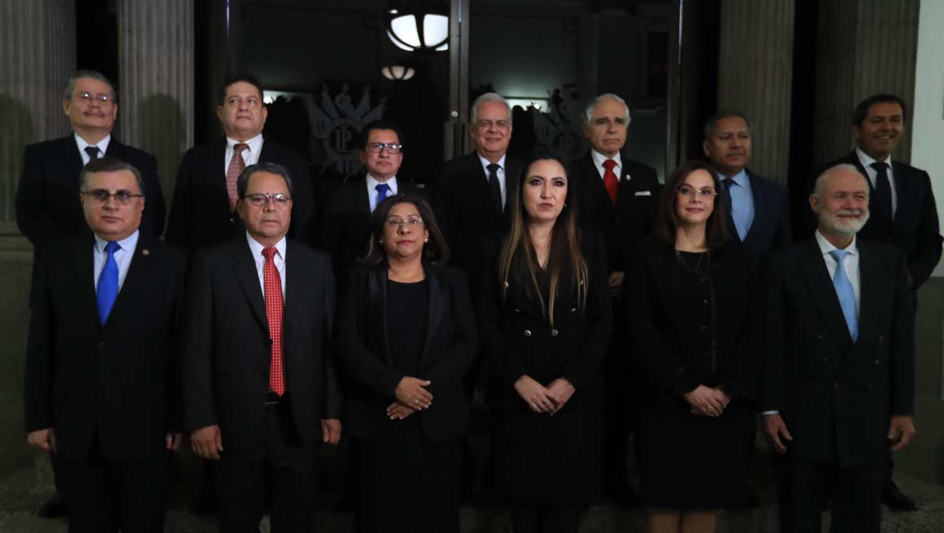Los 13 magistrados de la CSJ luego de ser juramentados la noche del 15 de noviembre de 2023. (Foto Prensa Libre: Elmer Vargas)