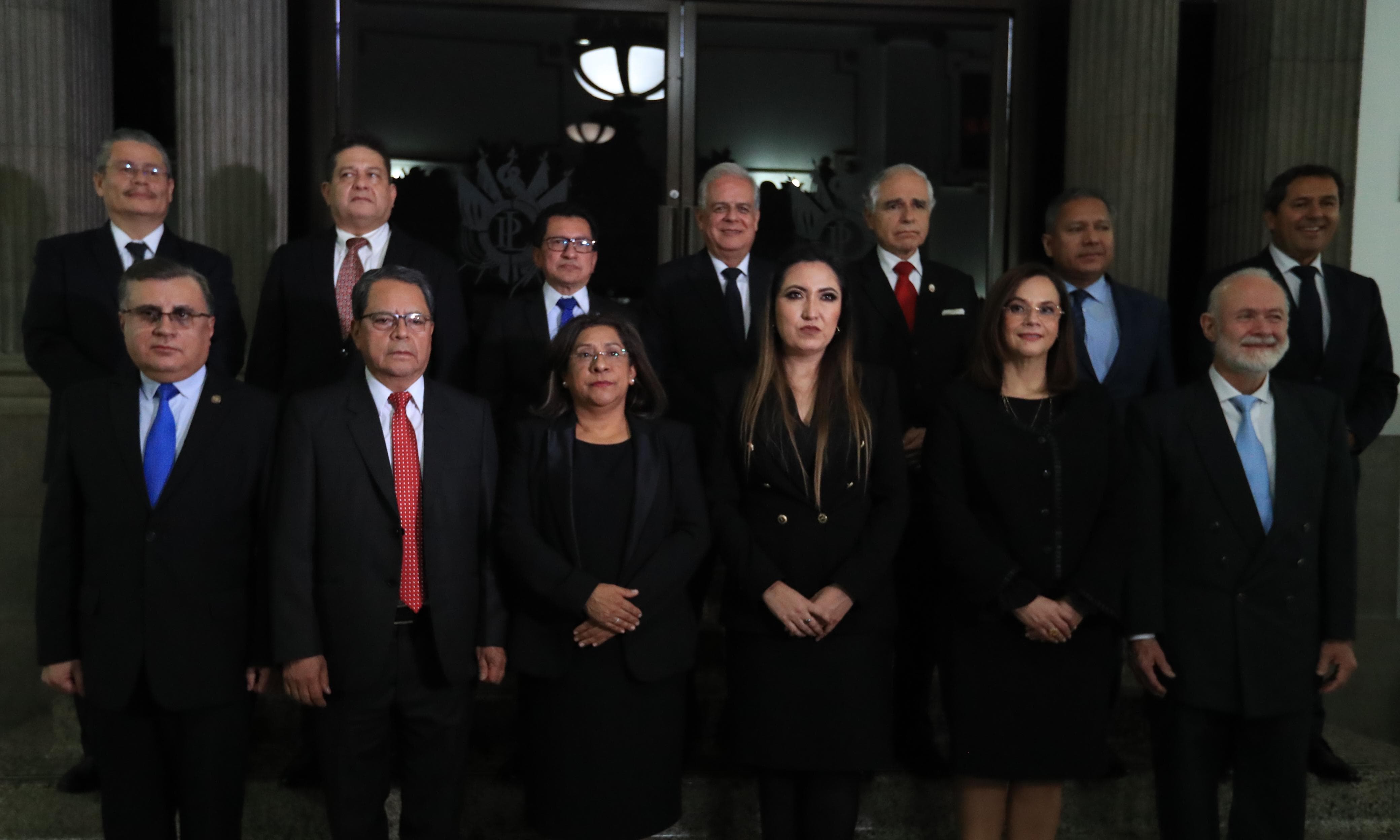 Los 13 magistrados de la CSJ luego de ser juramentados la noche del 15 de noviembre de 2023. (Foto Prensa Libre: Elmer Vargas)