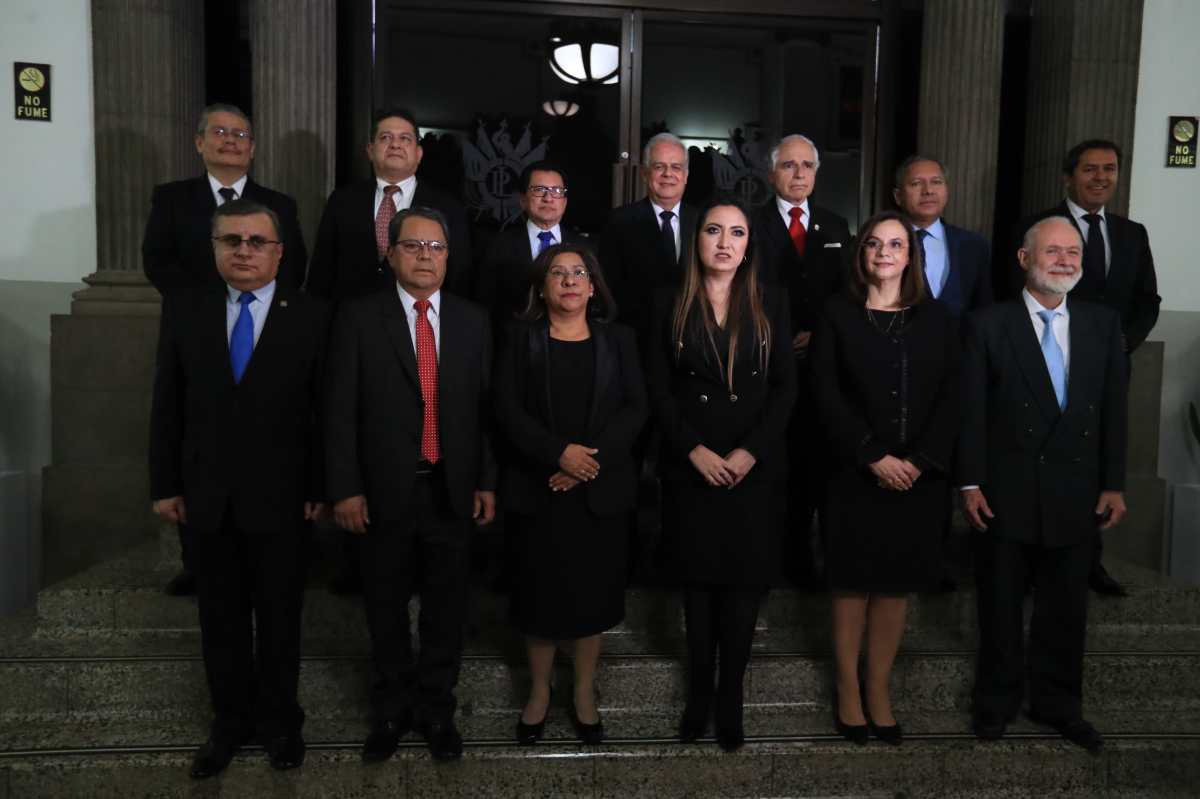 Los magistrados electos de la CSJ tras ser juramentados por el Peno del Congreso. Fotografía: Prensa Libre (Carlos Hernández). 