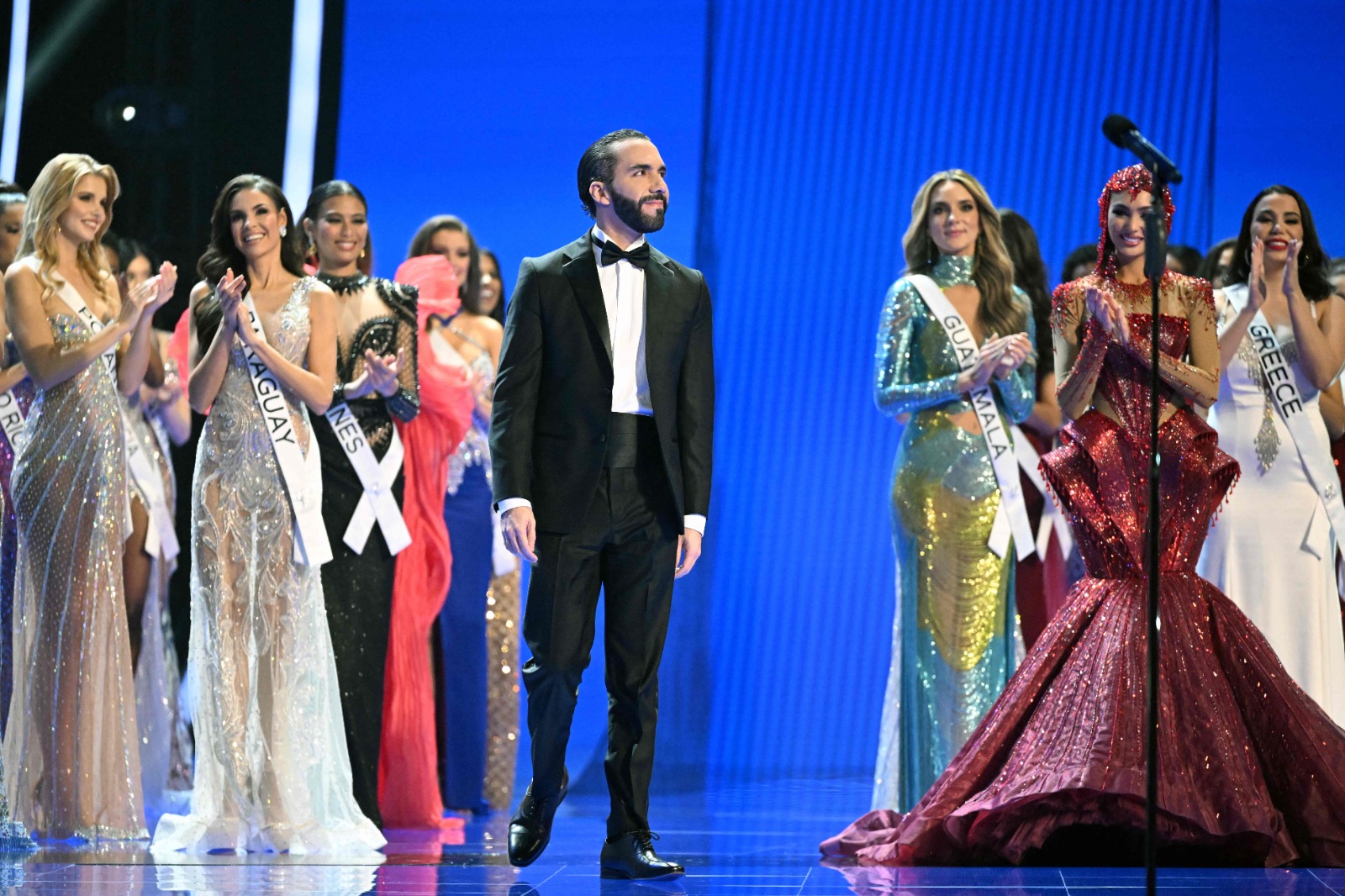El presidente de El Salvador, Nayib Bukele, durante la ceremonia de Miss Universo 2023. (Foto Prensa Libre: AFP).