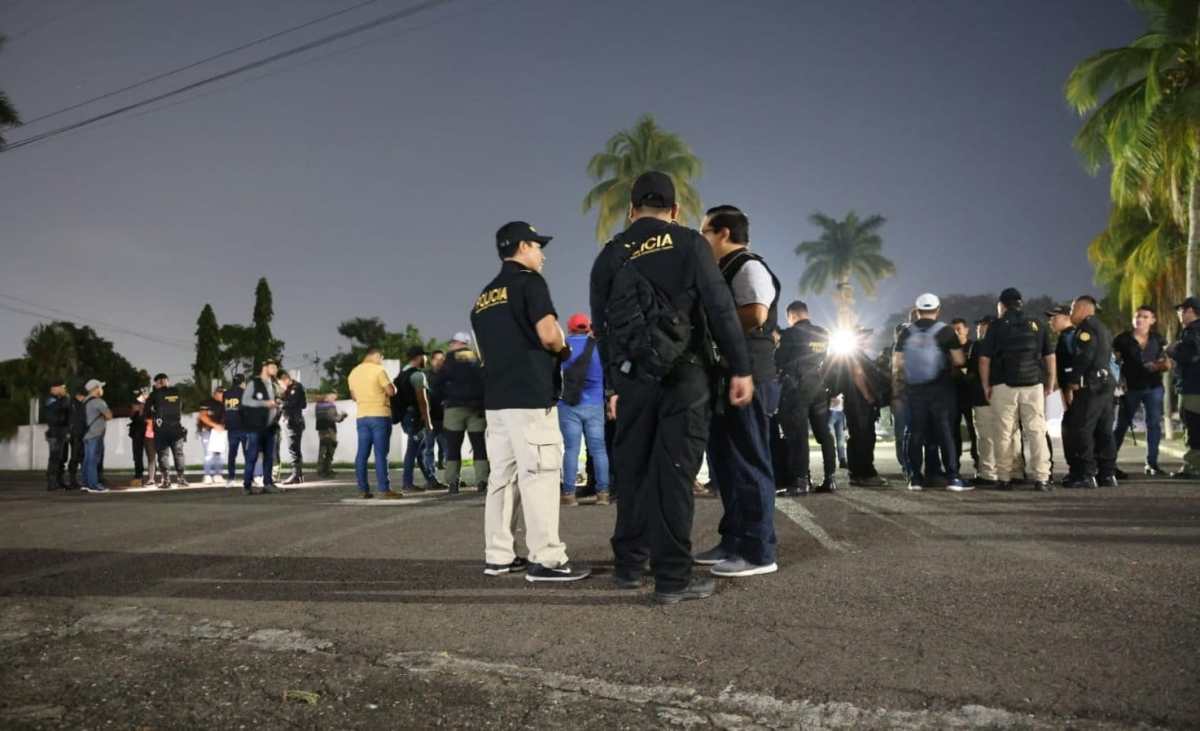 Los agentes investigadores desarrollaron los allanamientos en las primeras horas de este domingo 26 de noviembre. Fotografía: Ministerio Público.