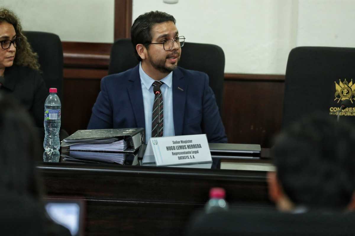 Hugo Lemus, presentante legal de Datasys, responde a los diputados pesquisidores sobre la contratación del TSE. (Foto Prensa Libre: Esbin García)