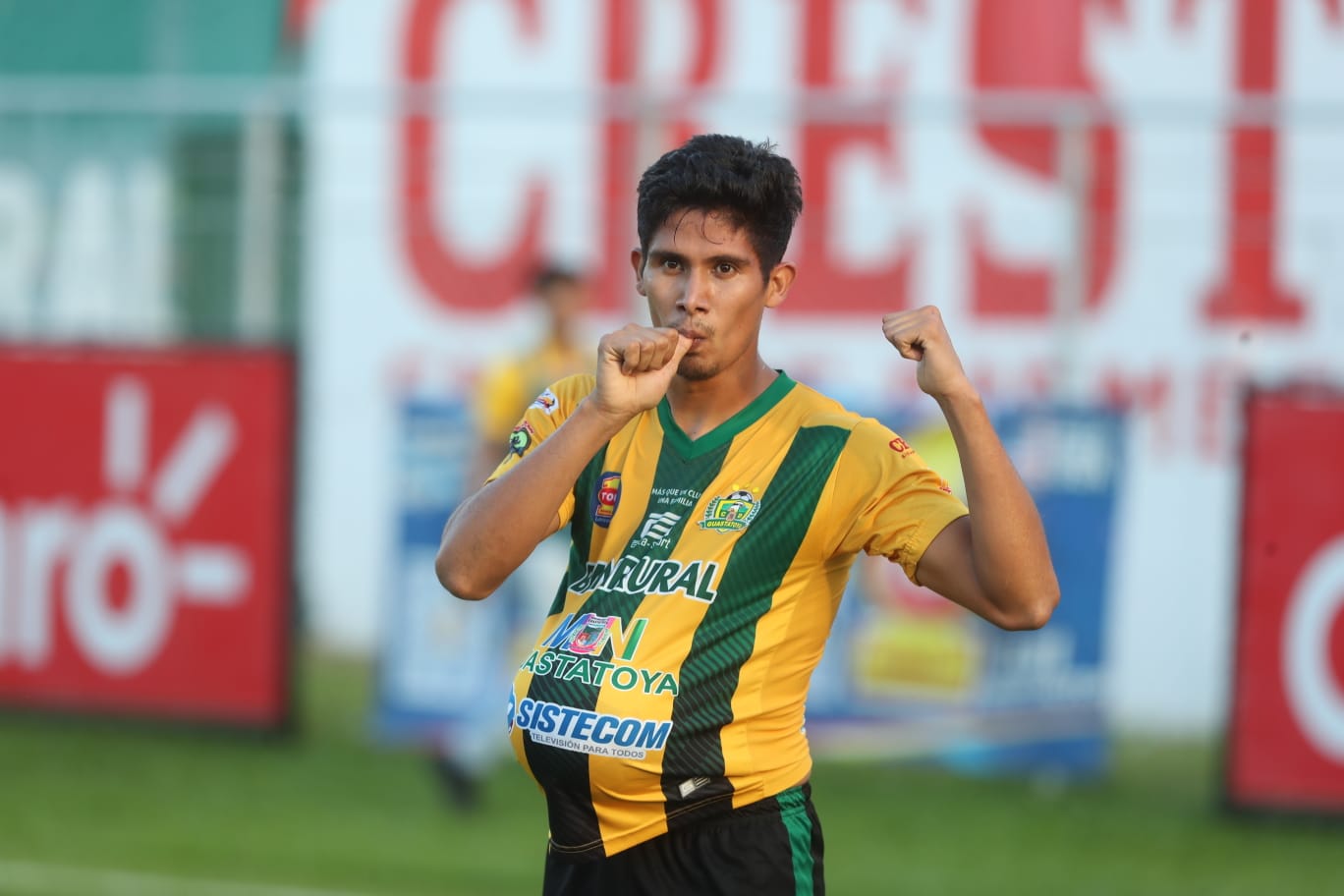 Jonnathan Estrada de Guastatoya celebra el segundo gol de su equipo ante Antigua GFC. Foto Prensa Libre (Juan Diego González)
