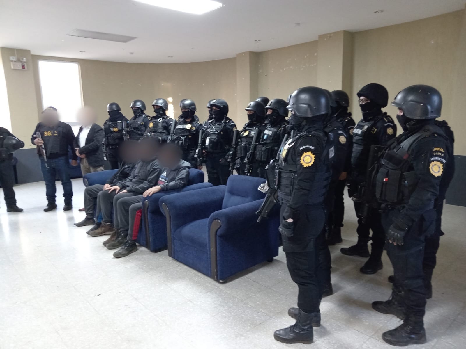Tres empleados del Ministerio Público fueron liberados el 29 de noviembre en una comunidad de Tajumulco, San Marcos. Estuvieron plagiados durante 64 días. (Foto Prensa Libre: PNC).