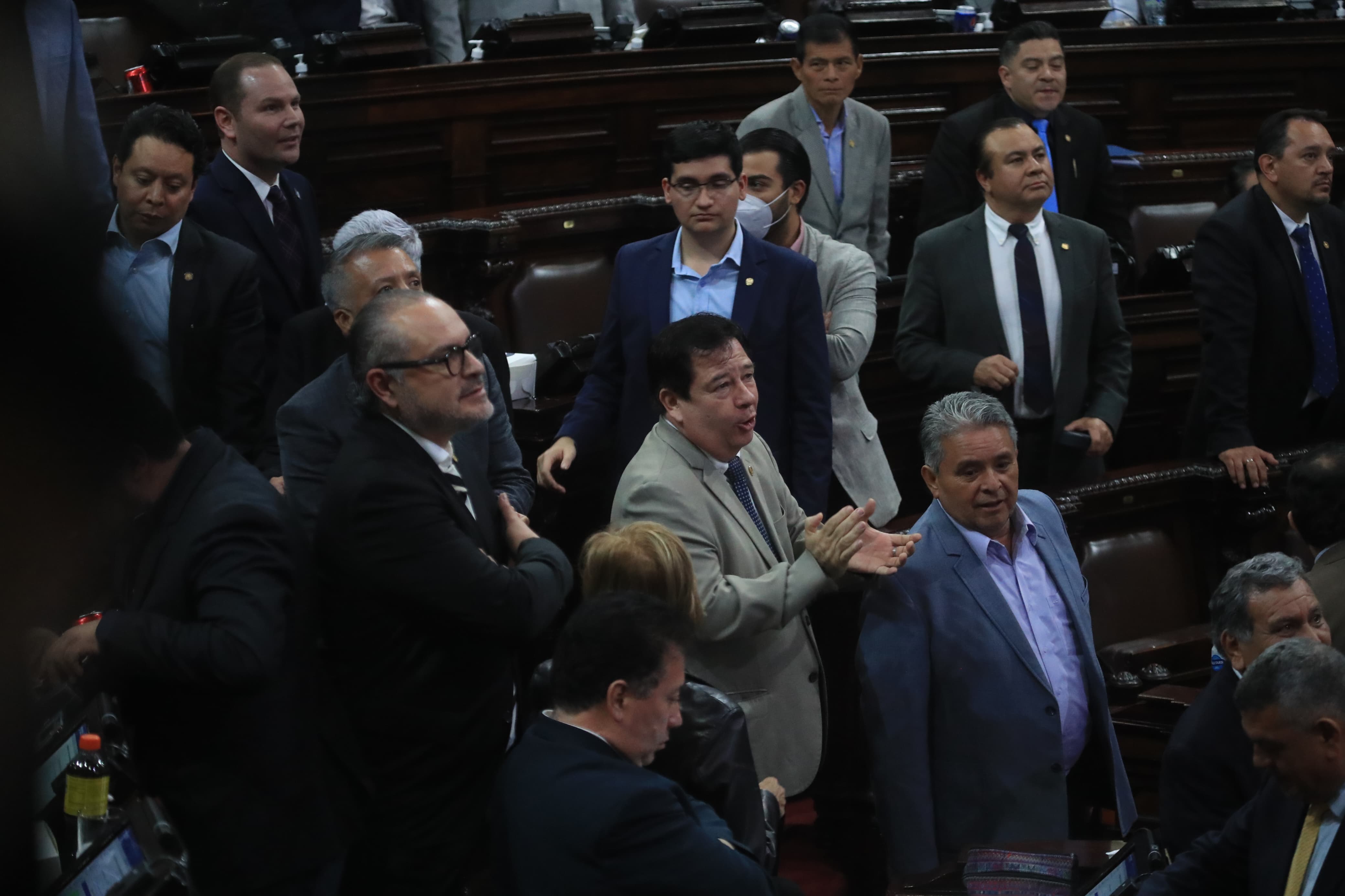 Diputados de la alianza oficialista aplauden al conseguir los 108 votos que permitieron alterar la agenda y conocer los antejuicios contra el TSE. (Foto Prensa Libre: Carlos Hernández)