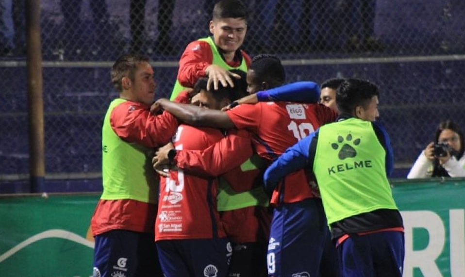 El campeón Xelajú MC de Amarini Villatoro cumple en casa y derrota 3-1 a Achuapa en los cuartos de final del Apertura 2023