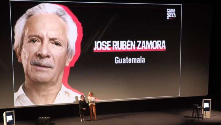 El periodista Jose RubÃ©n Zamora MarroquÃ­n fue galardonado con el Premio a la Independencia que otorga la organizaciÃ³n Reporteros Sin fronteras. (Foto Prensa Libre: Captura de pantalla)