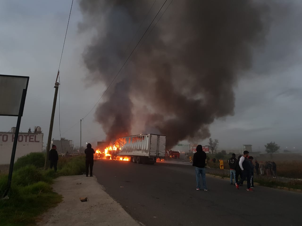 Accidente entre un bus y un tráiler en el libramiento de Salcajá, Quetzaltenango, que conduce a la ruta Interamericana. (Foto Prensa Libre: Cortesía)