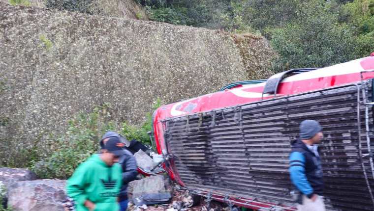 Un autobÃºs volcÃ³ en el km 165 de la ruta Interamericana. (Foto Prensa Libre: CortesÃ­a)