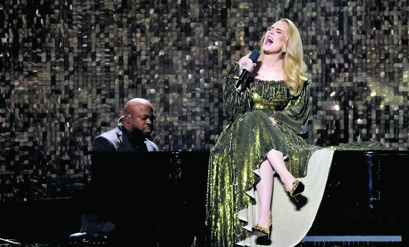 La cantante británica Adele Laurie Blue Adkins, también conocida como Adele en una presentación en 2022.  (Foto Prensa Libre: AFP)