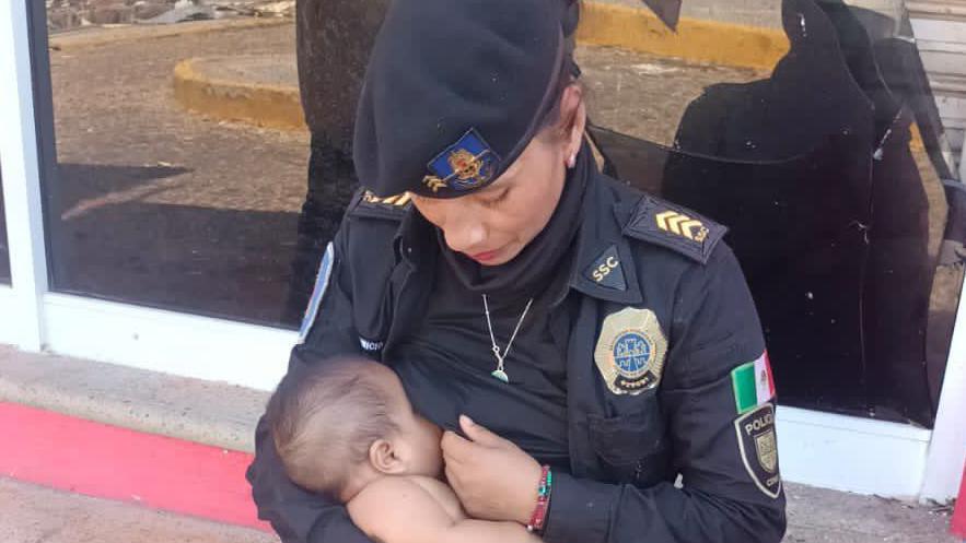 Arizbeth Ambrosio amamantó a un bebé de cuatro meses que lloraba en medio de la devastación.