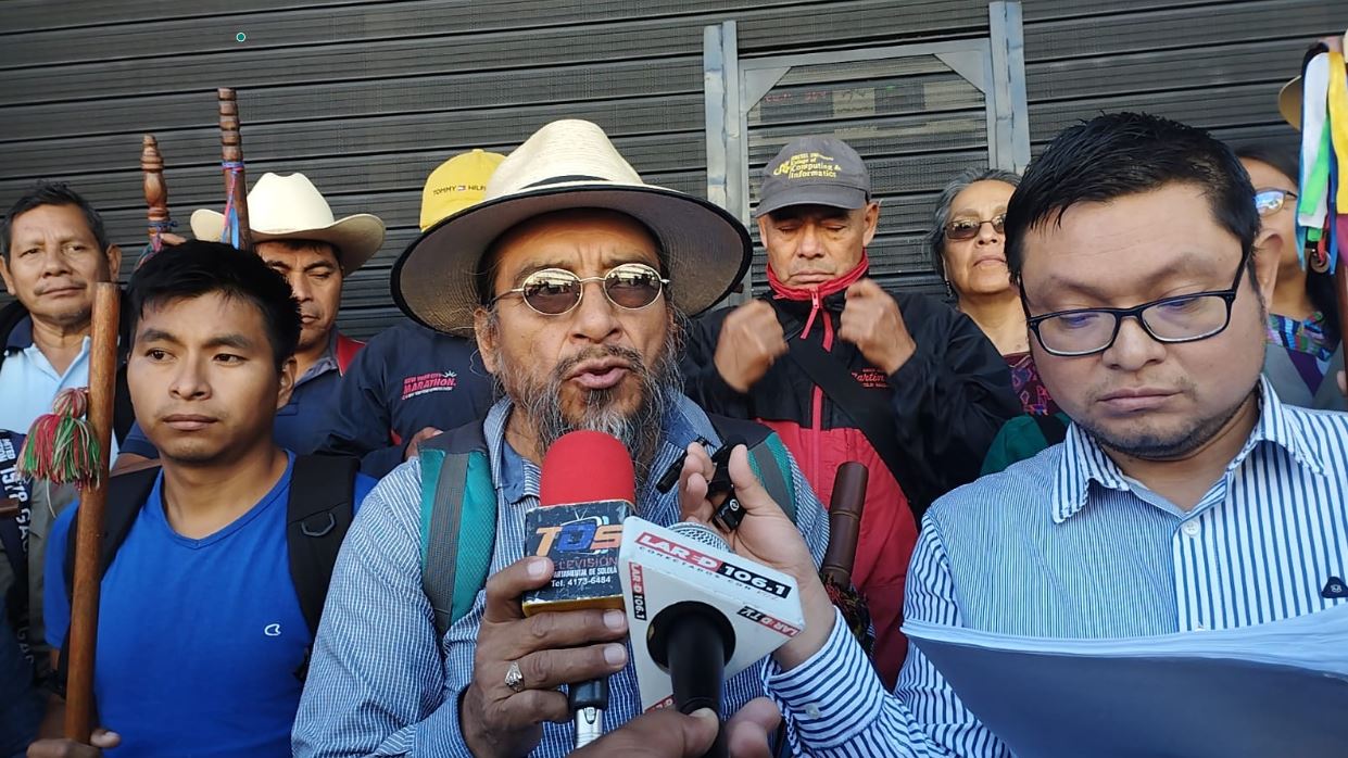 Conferencia de Autoridades Indígenas Ancestrales de Guatemala en donde exigen a la OEA  que de urgencia aplique la Carta Democrática Interamericana en Guatemala. (Foto Prensa Libre: La Red) 