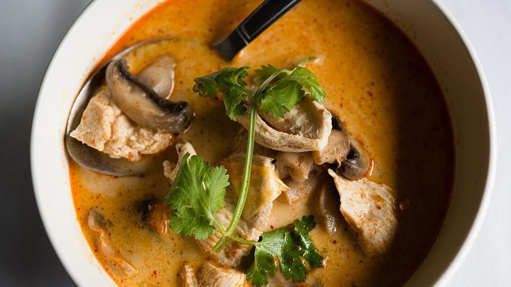 El secreto de cómo la sopa de pollo nos beneficia está en sus ingredientes. 

Getty Images