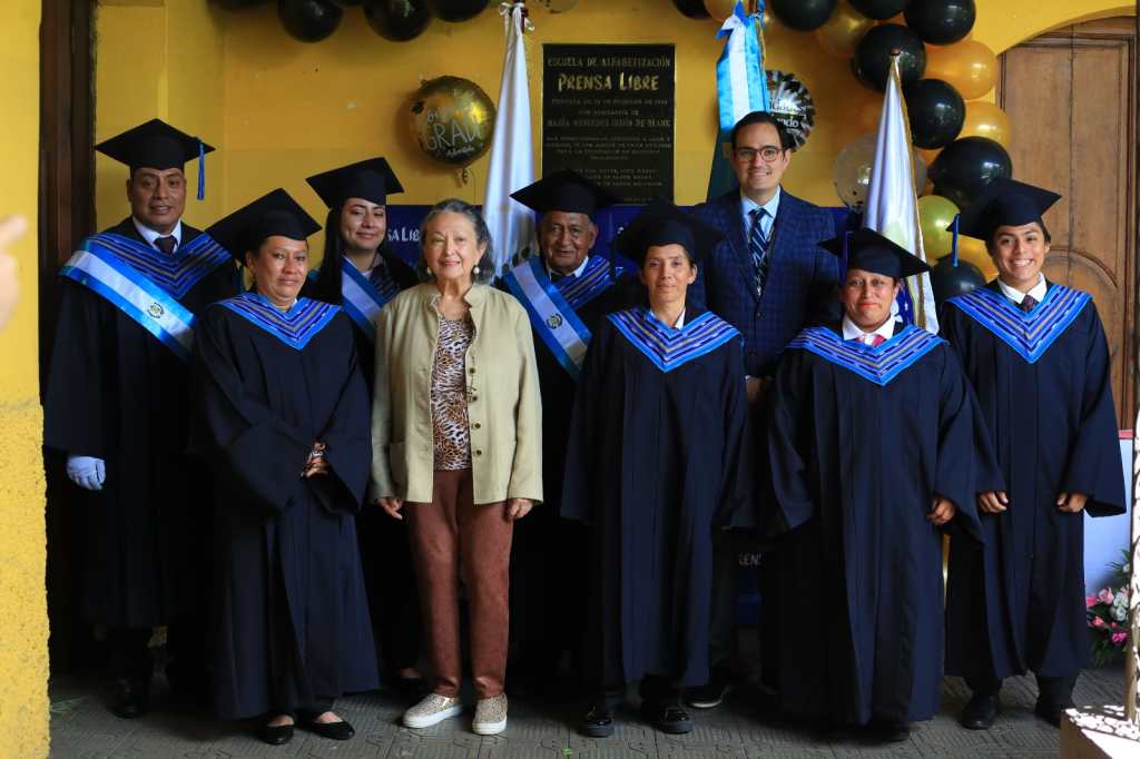 El grupo de graduandos de la Escuela de Voceadores de Prensa Libre posó junto a la presidenta del consejo de Administración de Prensa Libre, María Mercedes Girón de Blank, y el CEO del Grupo Prensa Libre, Christian Blank. (Foto Prensa Libre: Hemeroteca PL)