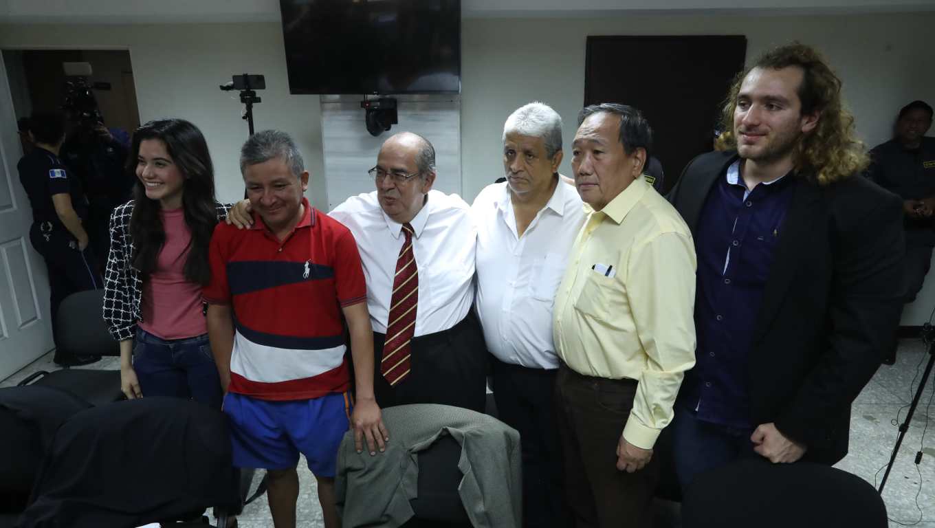 Los seis detenidos en el caso Tama Usac durante la audiencia de primera declaración. (Foto Prensa Libre: Esbin García)