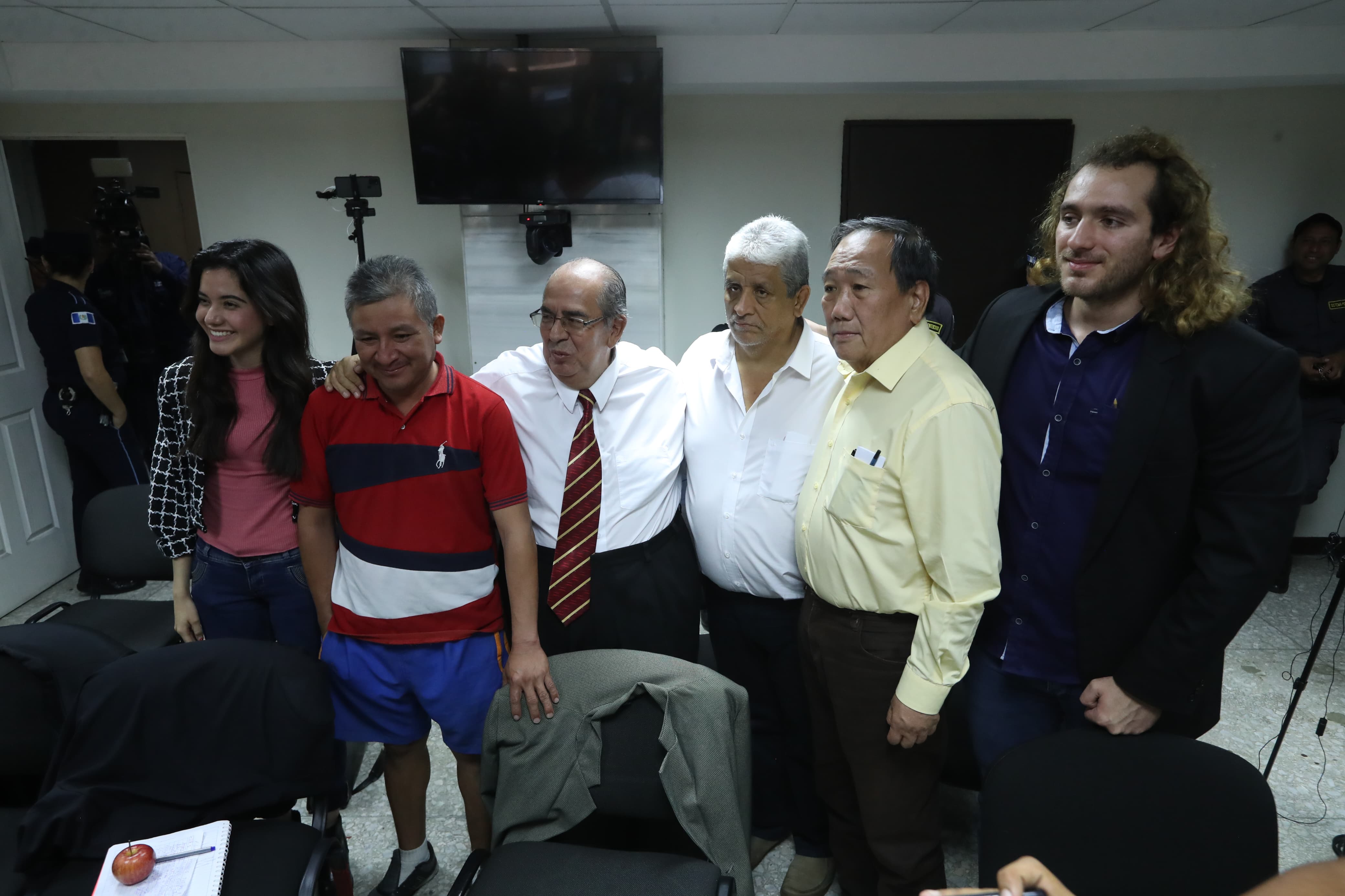 Los seis detenidos en el caso Tama Usac durante la audiencia de primera declaración. (Foto Prensa Libre: Esbin García)