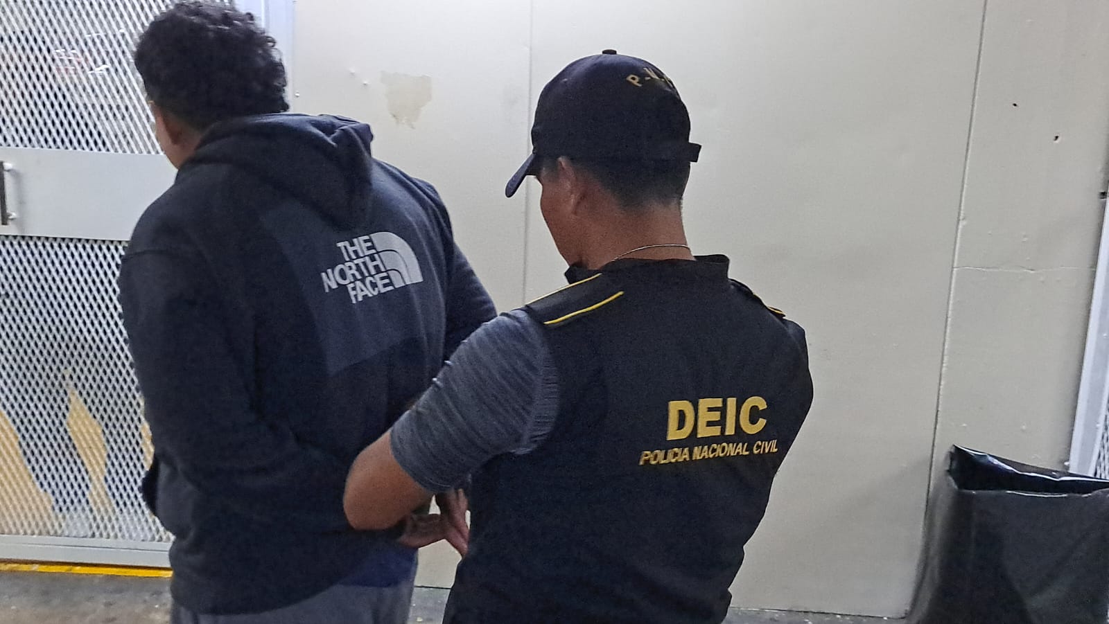 Uno de los dos capturados por las autoridades en cateos en zona 18 y Tiquisate, Escuintla, señalados de estafar a personas con supuestas encomiendas del extranjero. (Foto Prensa Libre: PNC)