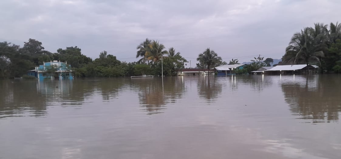 Entre el agua están las viviendas de 156 familias en la comunidad Las Mercedes I, en Chisec, Alta Verapaz. (Foto Prensa Libre: Cortesía: Sebastián Caal)