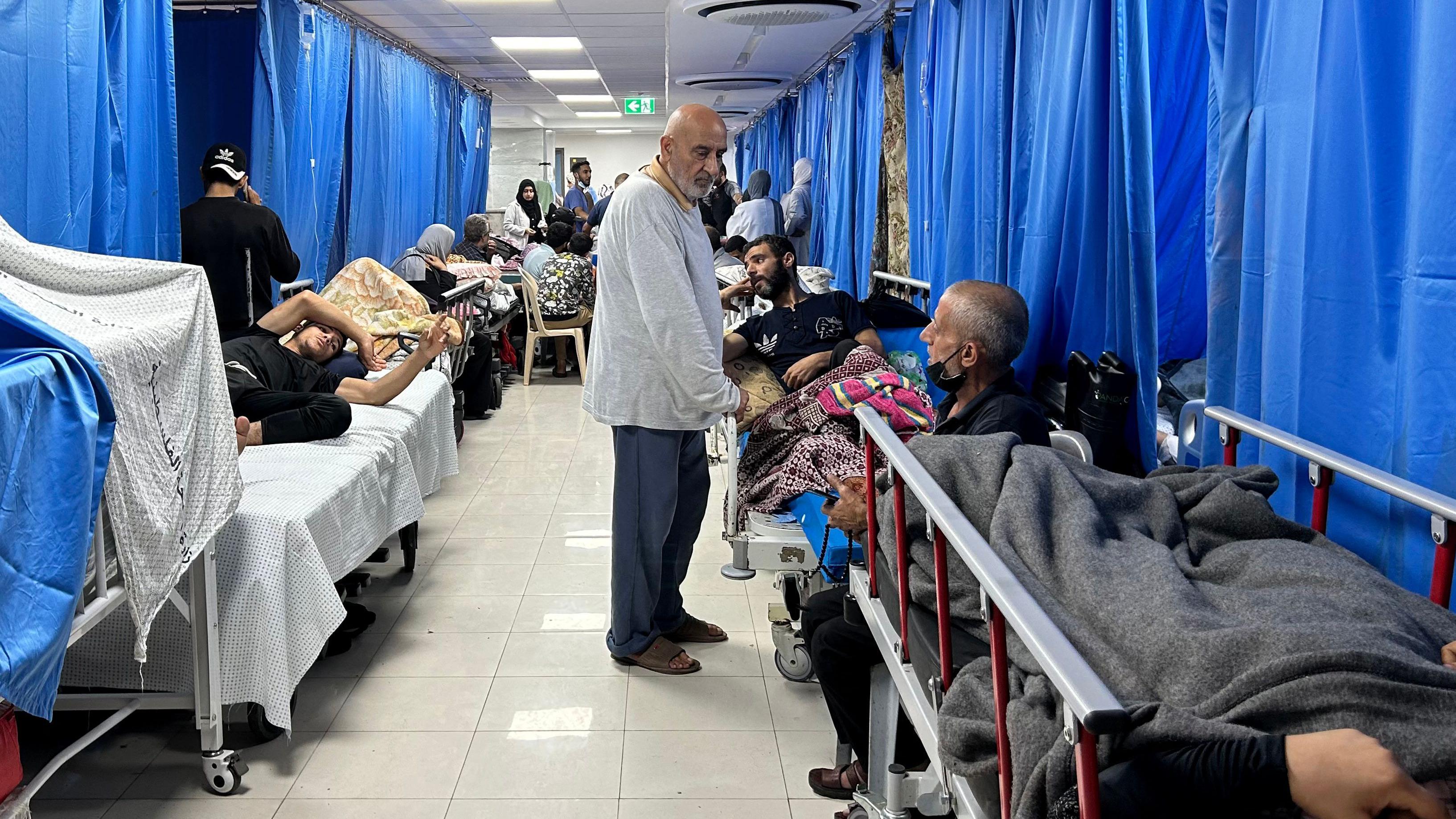 Pacientes y refugiados en el hospital de Al-Shifa este viernes 10 de noviembre.