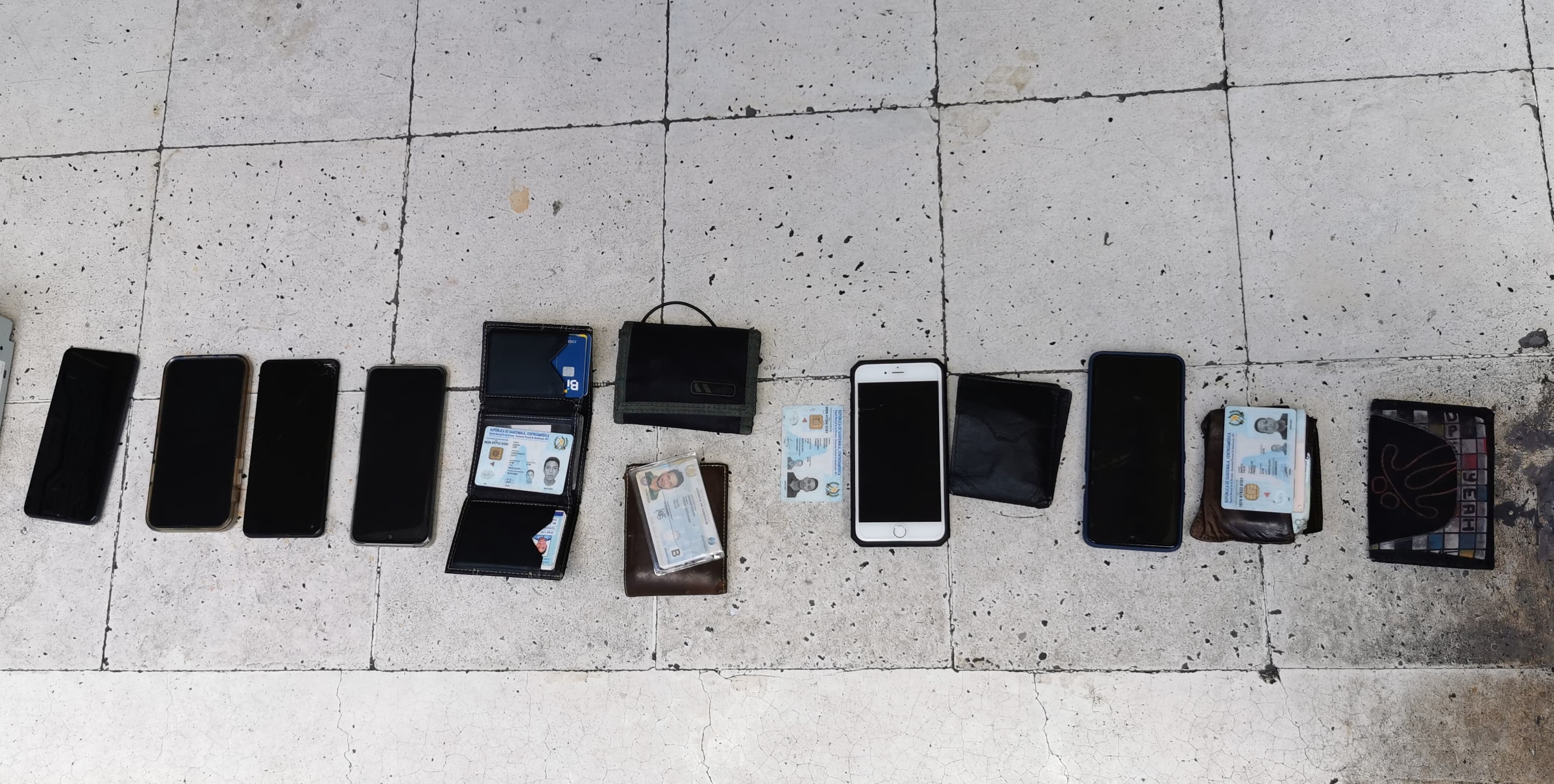 Entre los objetos robados se localizaron varios teléfonos celulares y billeteras. (Foto Prensa Libre: PNC)