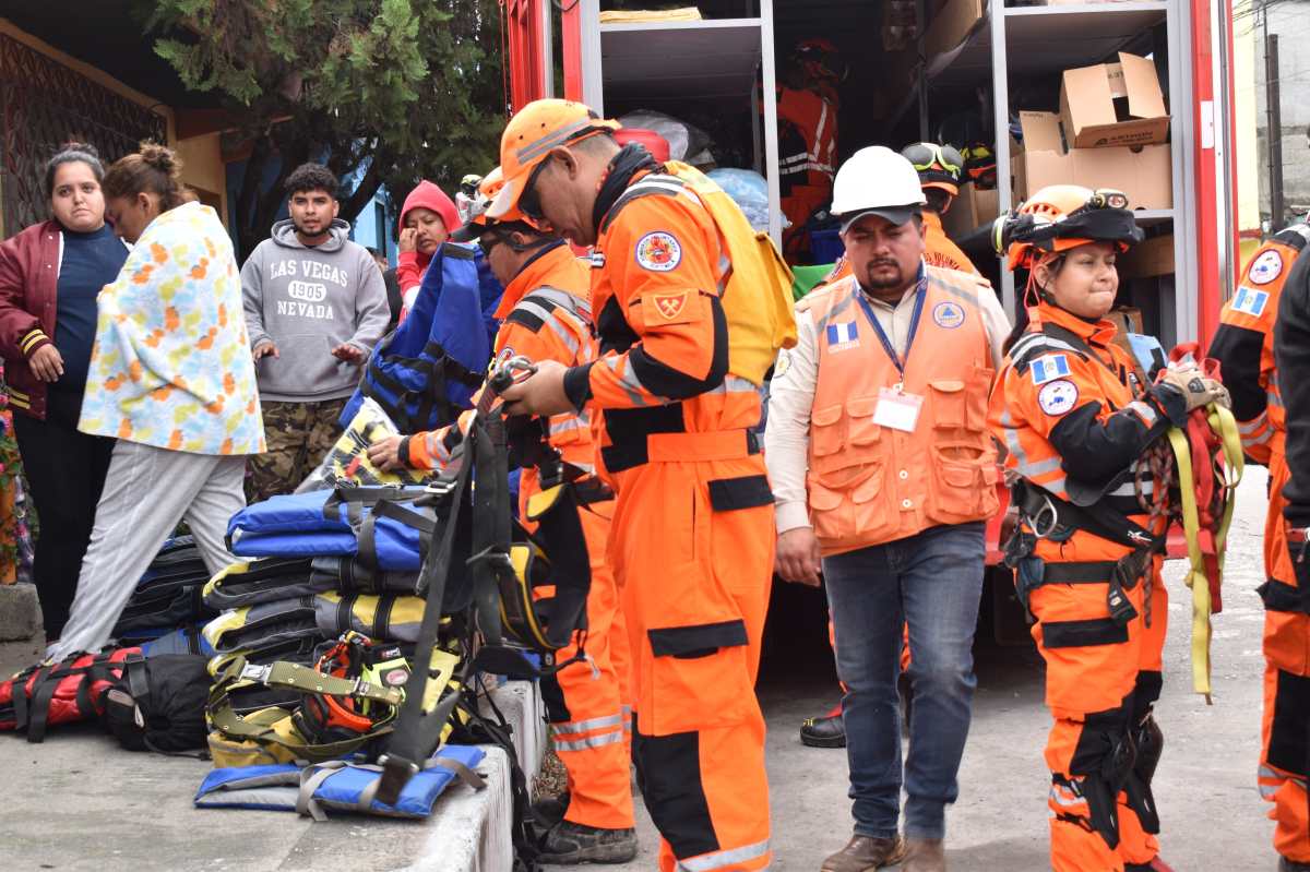 Deslizamiento en zona 3: imágenes muestran cómo rescatistas buscan a seis integrantes de una familia desaparecidos tras la emergencia