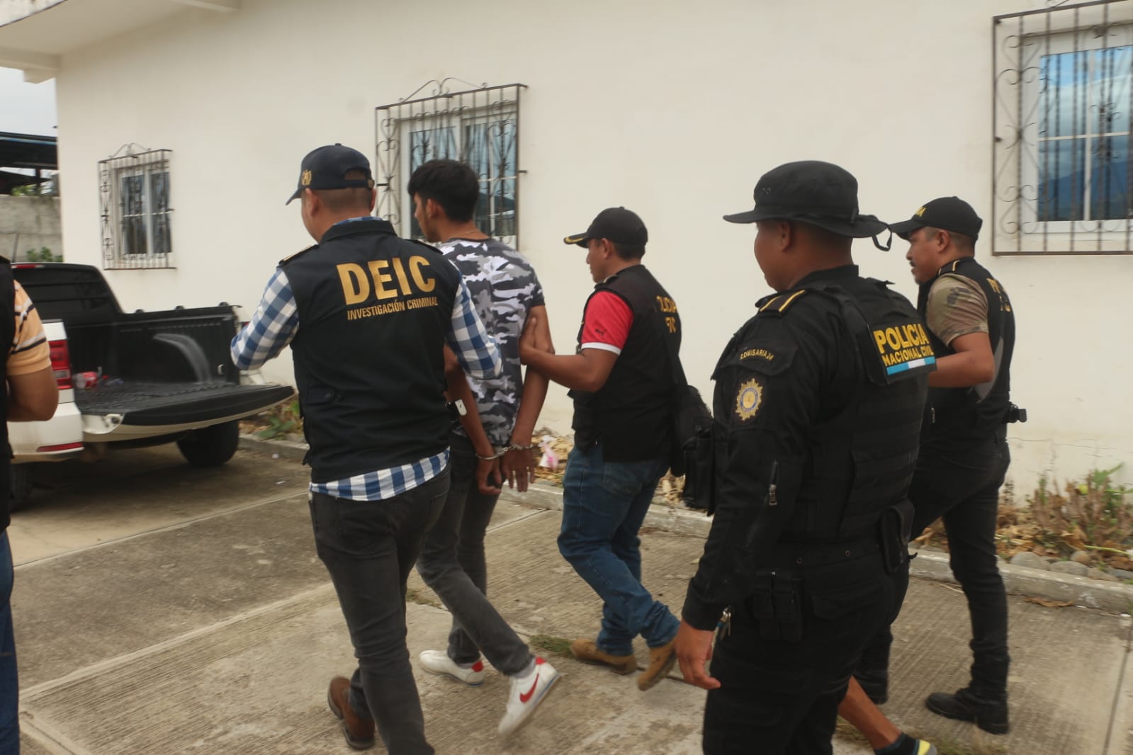 Dos hombres fueron arrestados este 2 de noviembre en Zacapa y los sindican de la muerte de un inspector de la PNC. Además, lo señalan de ser parte de una clica del Barrio 18 que extorsiona en municipios de aquel departamento. (Foto Prensa Libre: PNC).