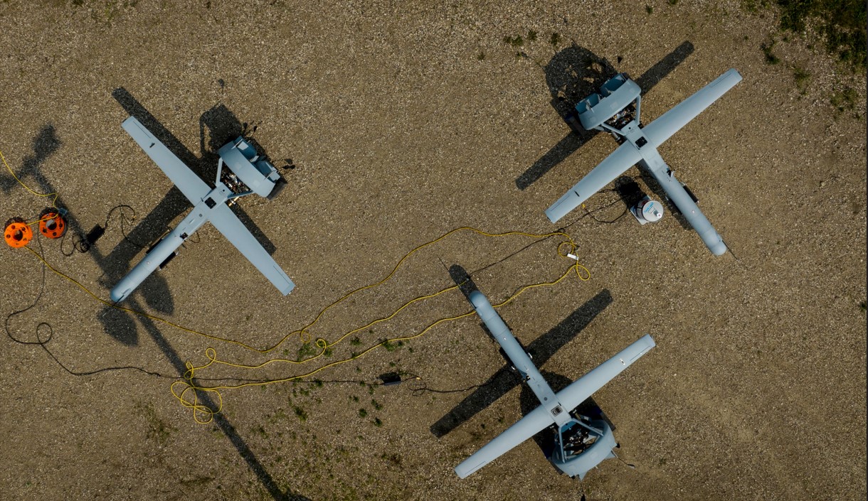Una vista aérea de tres drones IA V-Bat de Shield, los cuales pueden operar de forma autónoma y como enjambre con un programa llamado hivemind, durante unas pruebas cerca de Devils Lake, Dakota del Norte, el 26 de junio de 2023. (Erin Schaff/The New York Times)