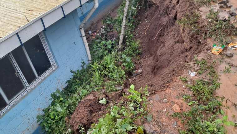 Deslizamiento de tierra afectÃ³ la escuela ubicada en aldea Tres MarÃ­as La Jigua del municipio de La UniÃ³n, en Zacapa. (Foto Prensa Libre: Conred)
