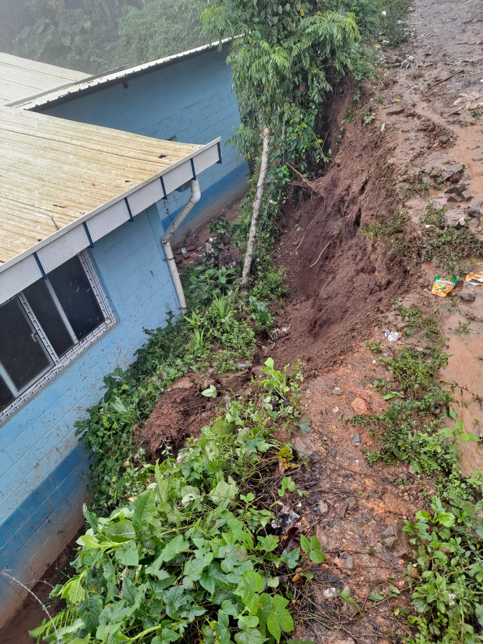 Deslizamiento de tierra afectó la escuela ubicada en aldea Tres Marías La Jigua del municipio de La Unión, en Zacapa. (Foto Prensa Libre: Conred)