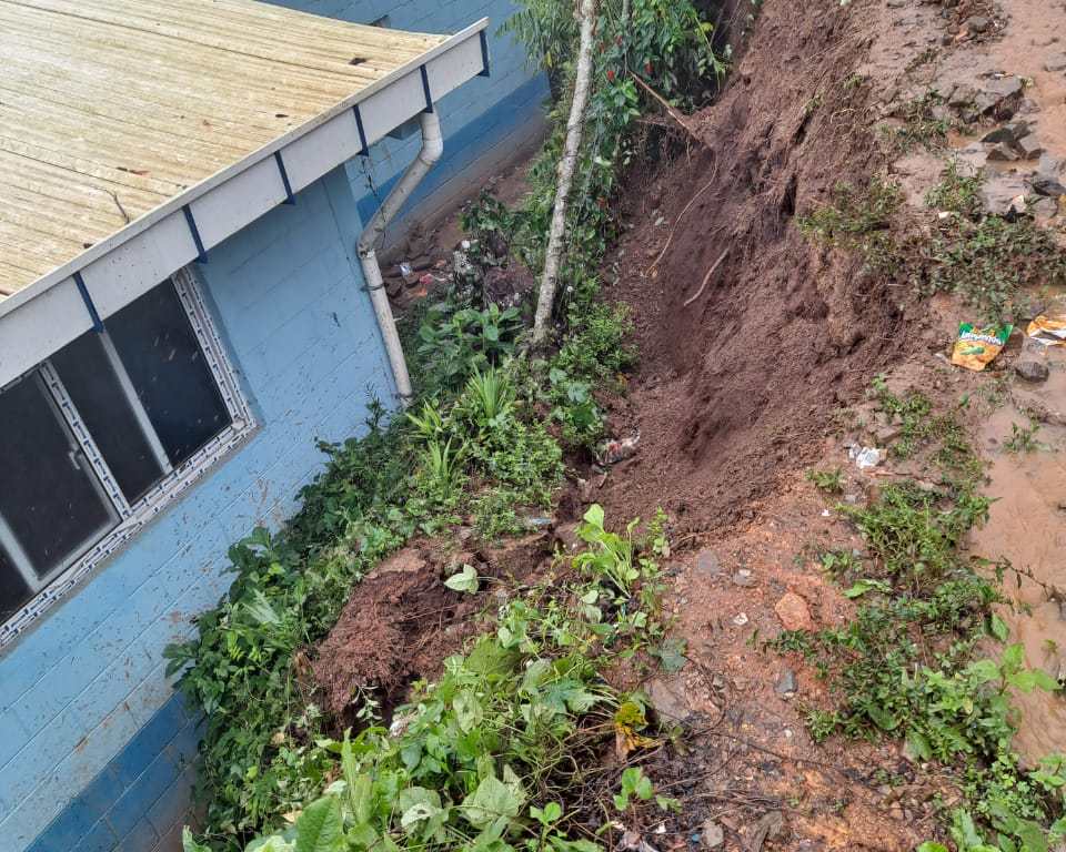 Deslizamiento de tierra afectó la escuela ubicada en aldea Tres Marías La Jigua del municipio de La Unión, en Zacapa. (Foto Prensa Libre: Conred)