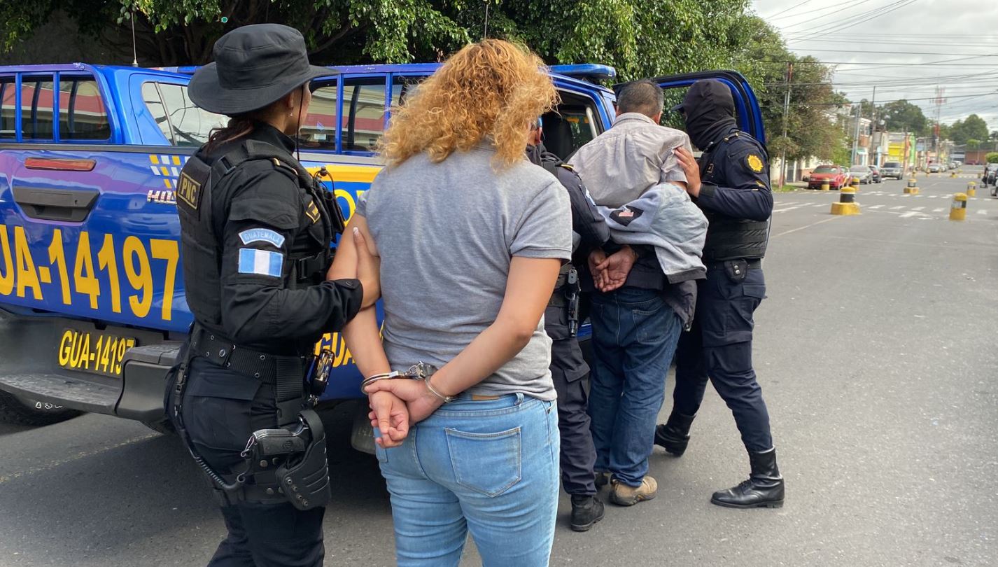 William Leonel Santizo y Juana Tobar Sarceño, detenidos en la zona 11 de la capital, por ser presuntos responsables de varios robos en zona 11 y 12 de la capital. (Foto Prensa Libre: PNC)