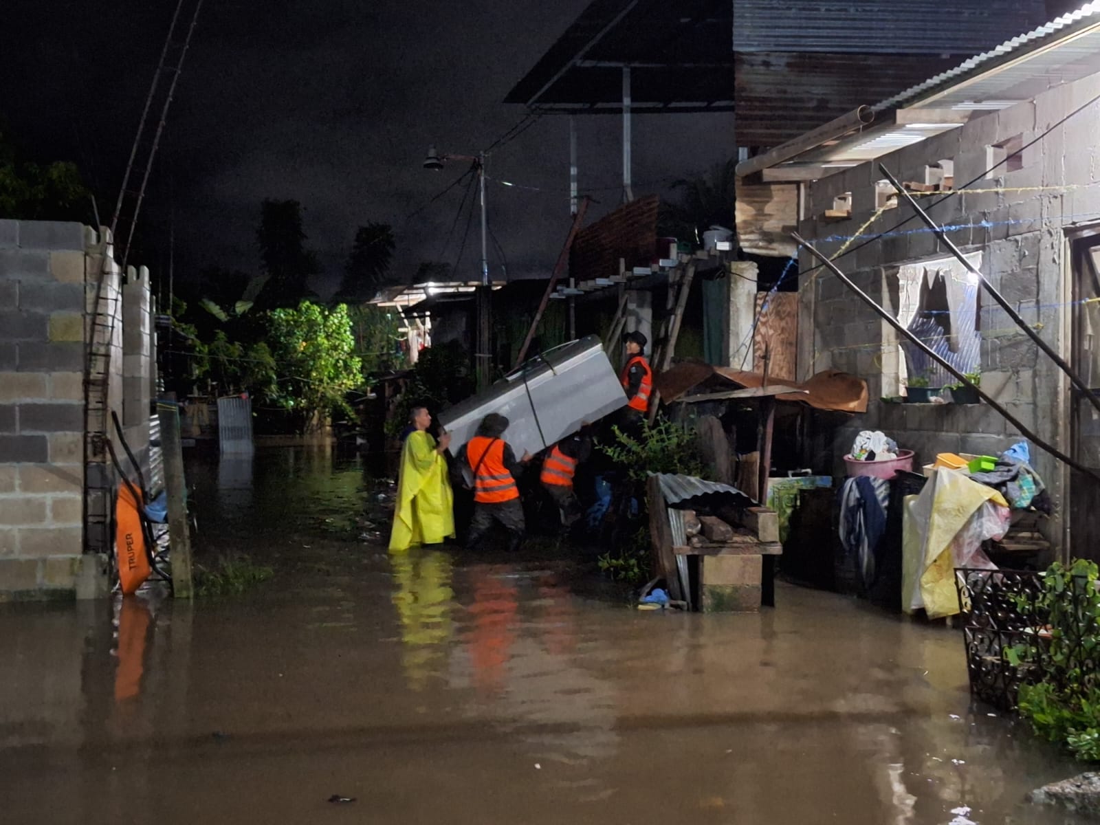 Diez familias del barrio El Caribe, Morales, Izabal, quienes se vieron afectadas por inundaciones provocadas por las lluvias de las últimas horas. (Foto Prensa Libre: Ejército de Guatemala)