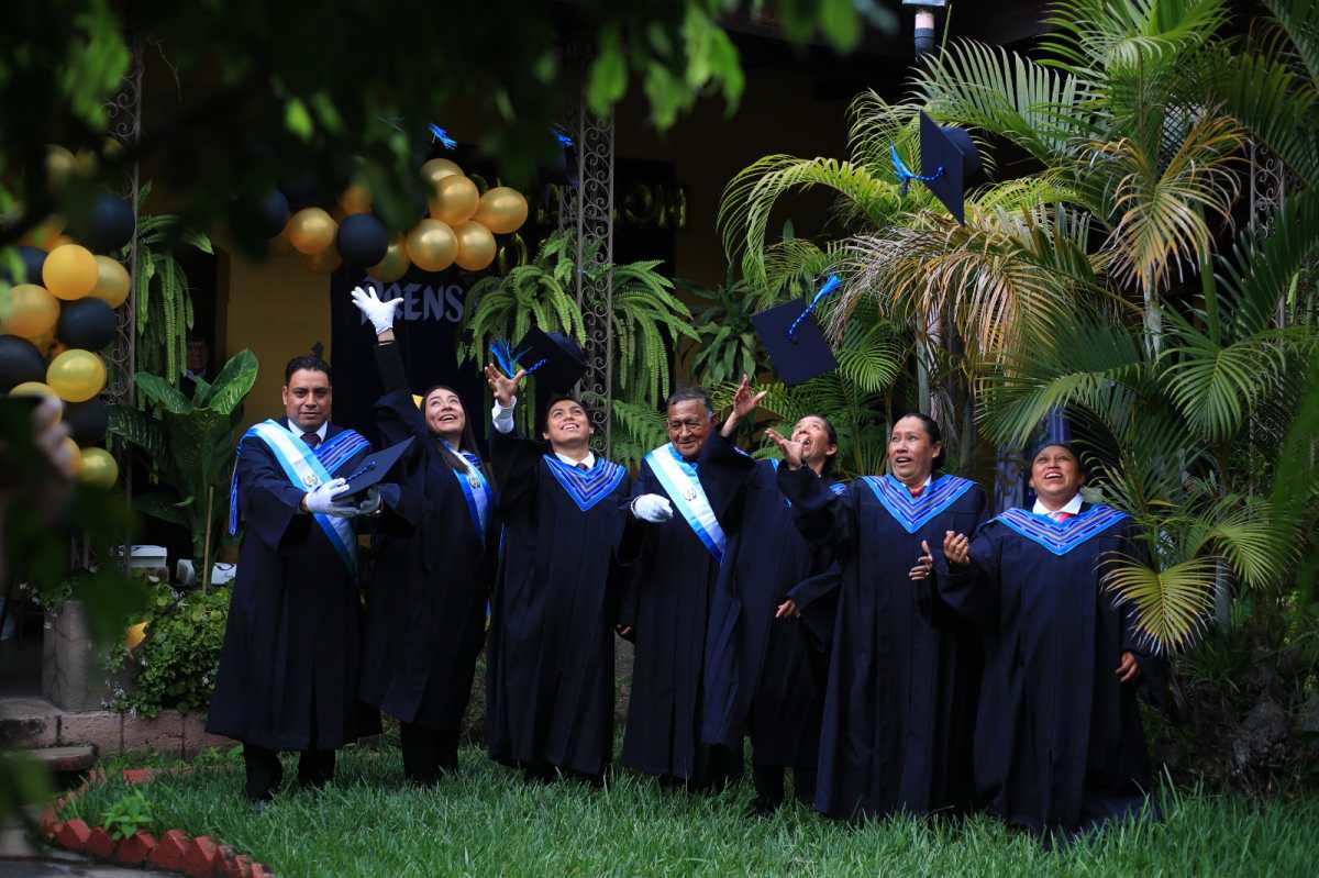 El grupo de graduandos de la Escuela de Voceadores de Prensa Libre. (Foto Prensa Libre: Carlos Hernández Ovalle)
