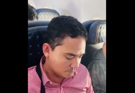 Juez Fredy Orellana es increpado por una pasajera durante un vuelo comercial. (Foto Prensa Libre: Captura de video @scarlethfa)