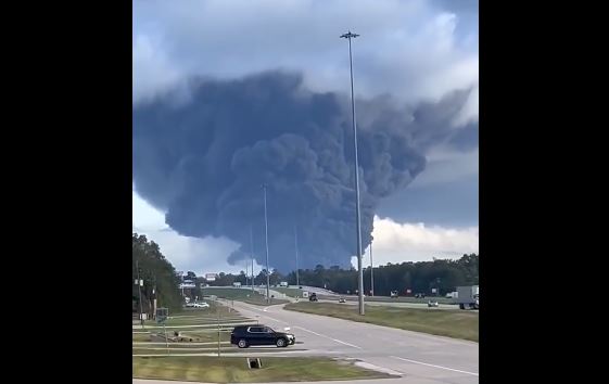 Incendio en de la compañía de productos químicos Sound Resource Solutions en Shepherd, Texas, Estados Unidos. (Foto Prensa Libre: captura de video de @FrequencyPolice)