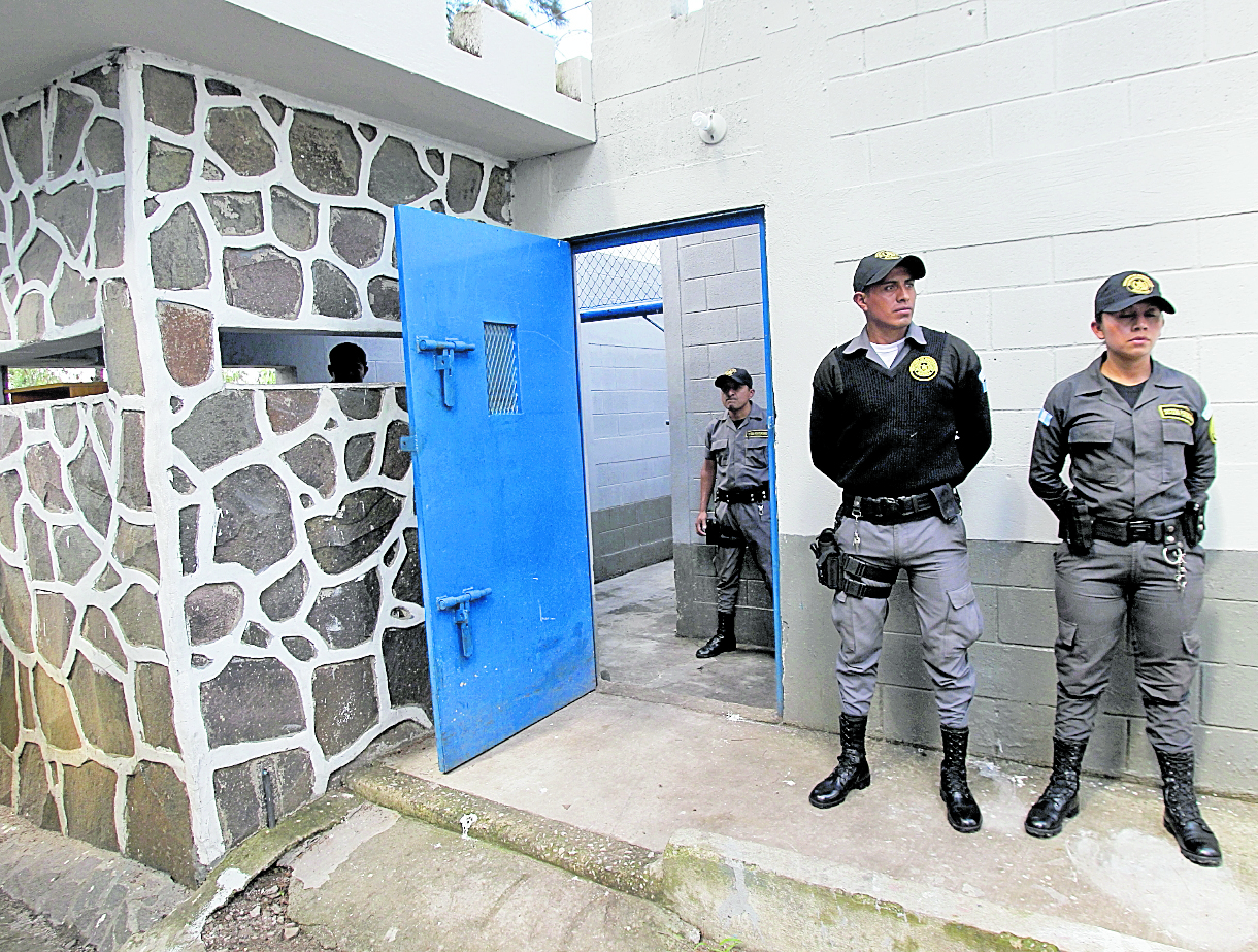 Guardias del Sistema Penitenciario cuidan la entrada de la  prisión militar de Matamoros. (Foto Prensa Libre: Hemeroteca PL)