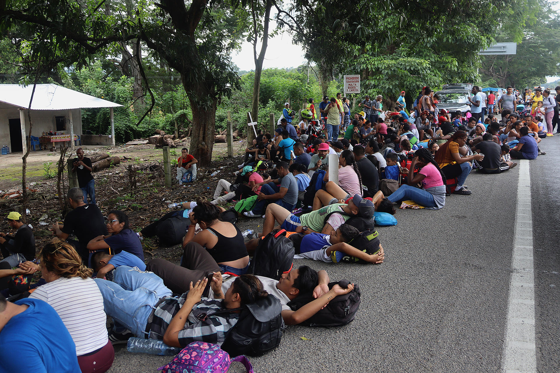 más de mil migrantes salen desde el sur mexicano para unirse a la caravana más numerosa del año