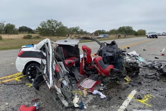 Foto de uno de los vehículos involucrados en el choque en el que murieron 8 personas, varios migrantes, en Texas. (Foto Prensa Libre: Texas Department of Public Safety)