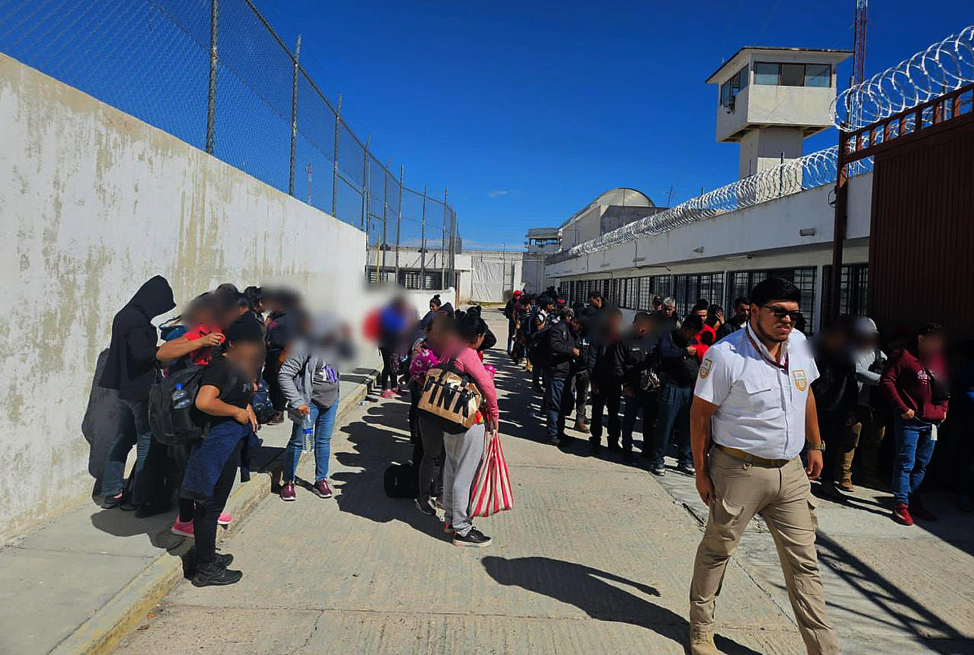 Autoridades de México hallan a 123 migrantes encerrados en un tráiler