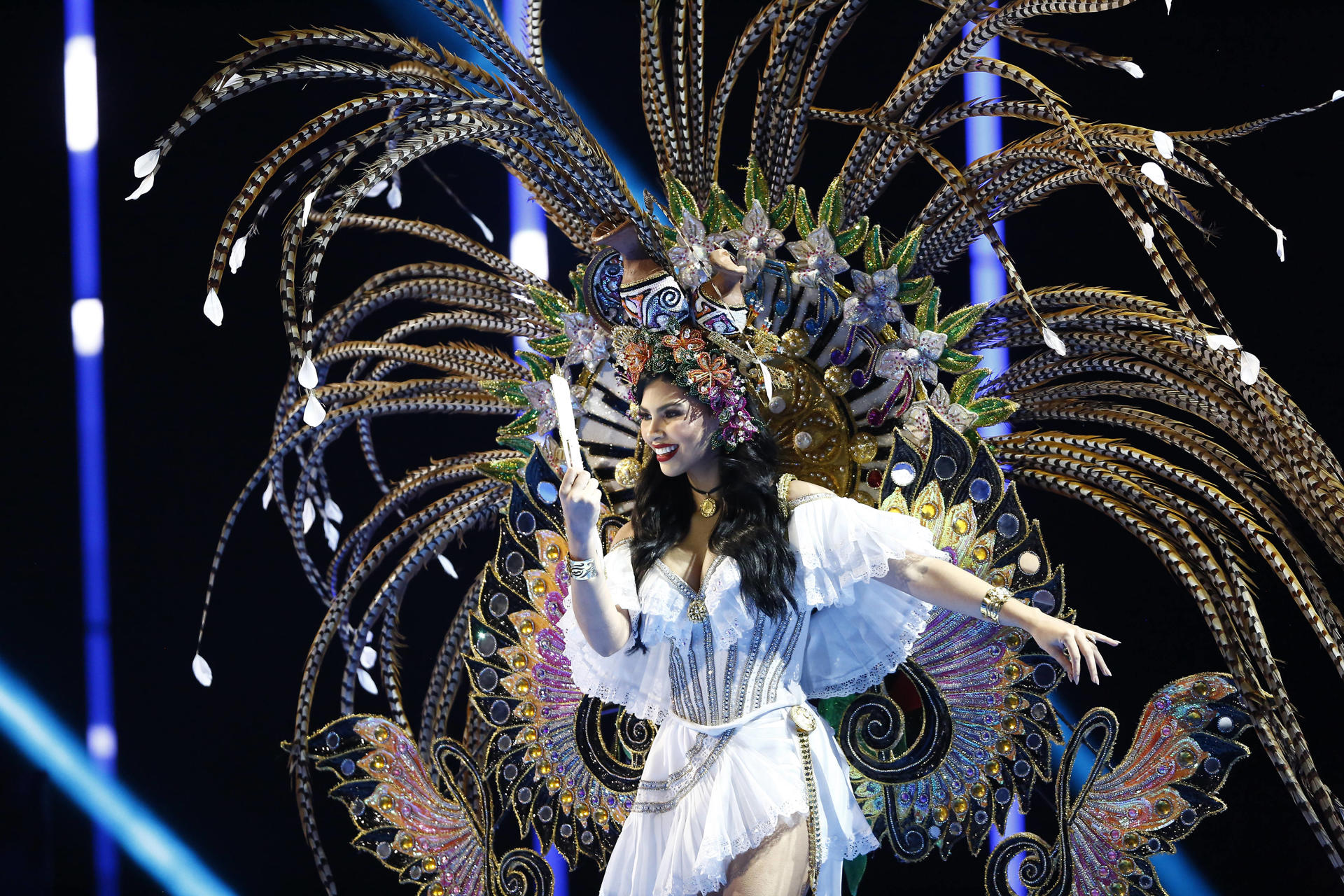 Miss Universe Panamá, Natasha Vargas, durante la gala de traje típico de Miss Universe 2023, en el Gimnasio Nacional en San Salvador.  (Foto Prensa Libre: EFE)