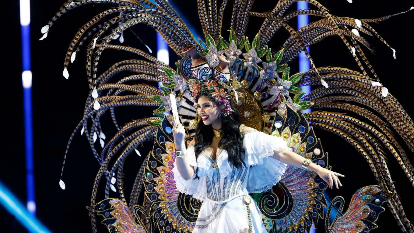 Miss Universe Panamá, Natasha Vargas, durante la gala de traje típico de Miss Universe 2023, en el Gimnasio Nacional en San Salvador.  (Foto Prensa Libre: EFE)