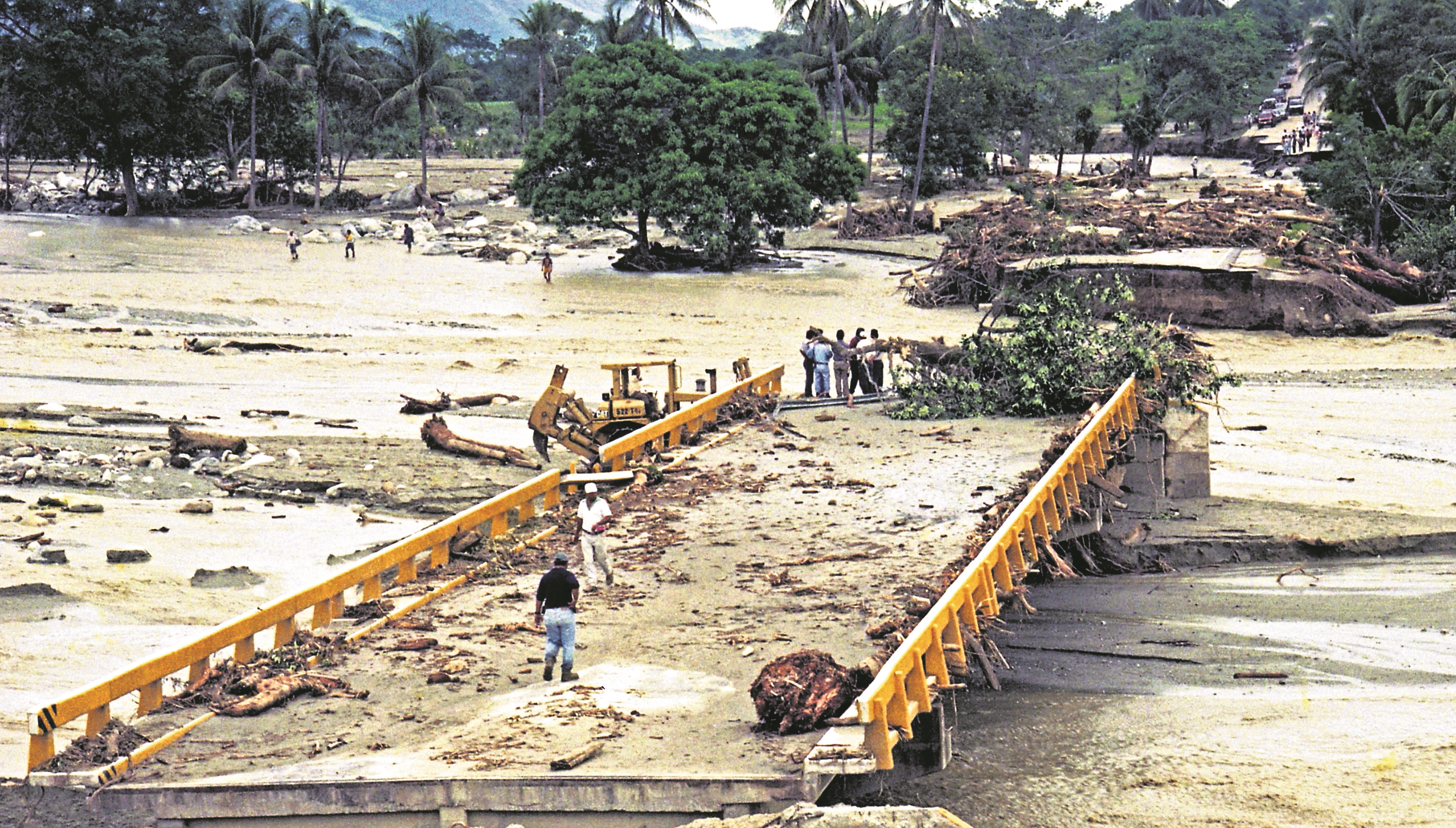 El huracán Mitch dejó cuantiosas pérdidas en la infraestructura del país. (Foto Prensa Libre: Hemeroteca PL)