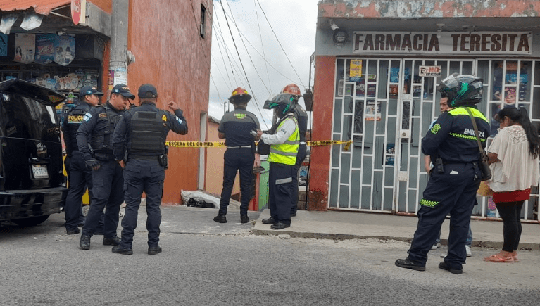 Las autoridades encontraron el cuerpo junto a un negocio de la zona 6 de Mixco. (Foto Prensa Libre: Bomberos Municipales de Mixco)