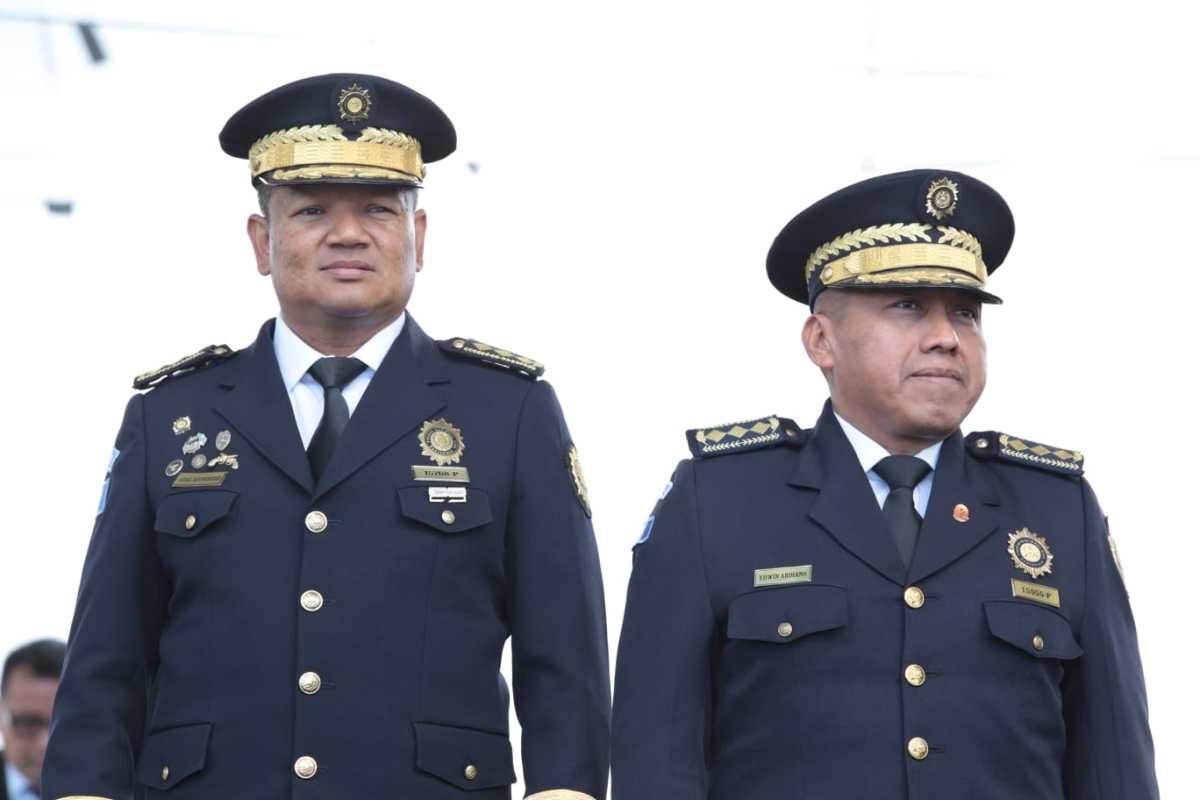 Adal Rodríguez Najarro (izquierda) fue nombrado este 16 de noviembre como directoral general de la Policía Nacional Civil en sustitución de Edwin Ardiano López, quien había sido nombrado en el puesto el 6 de enero de 2023. (Foto Prensa Libre: Mingob).