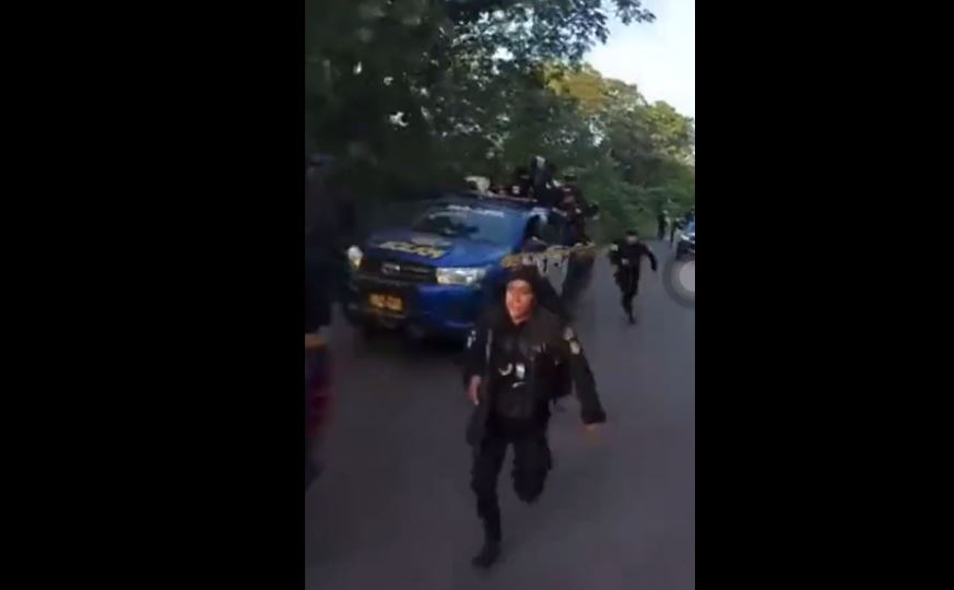 En redes sociales circula un video del momento, se ven varias patrullas, camiones y elementos de la PNC y Ejercito corriendo por la ruta. (Foto Prensa Libre: captura de pantalla)