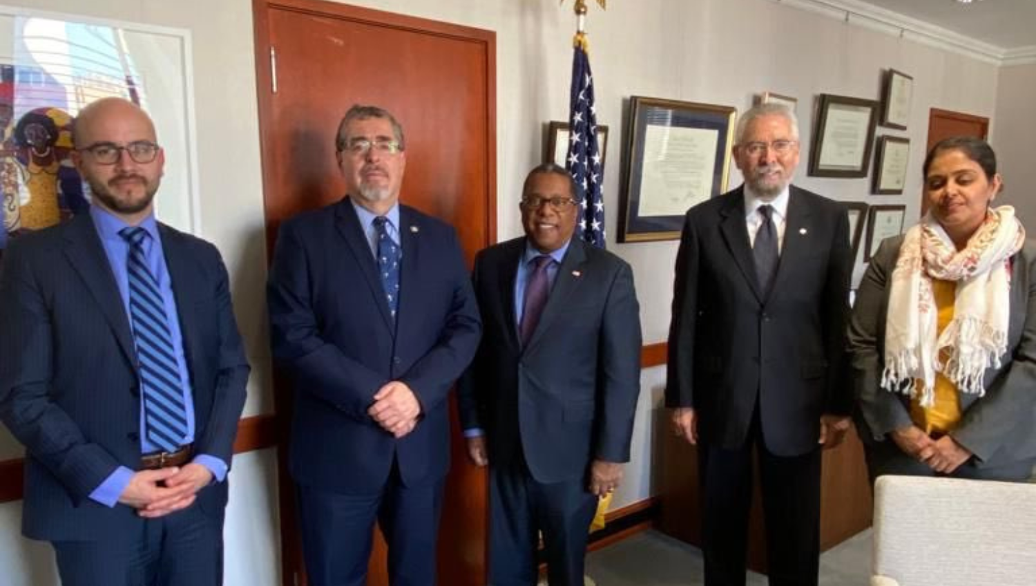 Juan S. Gonzalez, asesor de la Casa Blanca para América Latina; Bernardo Arévalo, presidente electo de Guatemala, y el subsecretario de Estado de Estados unidos, Bian Nichols, junto a otros funcionarios, en una reunión en Washington. (Foto Prensa Libre: X/Bernardo Arévalo)