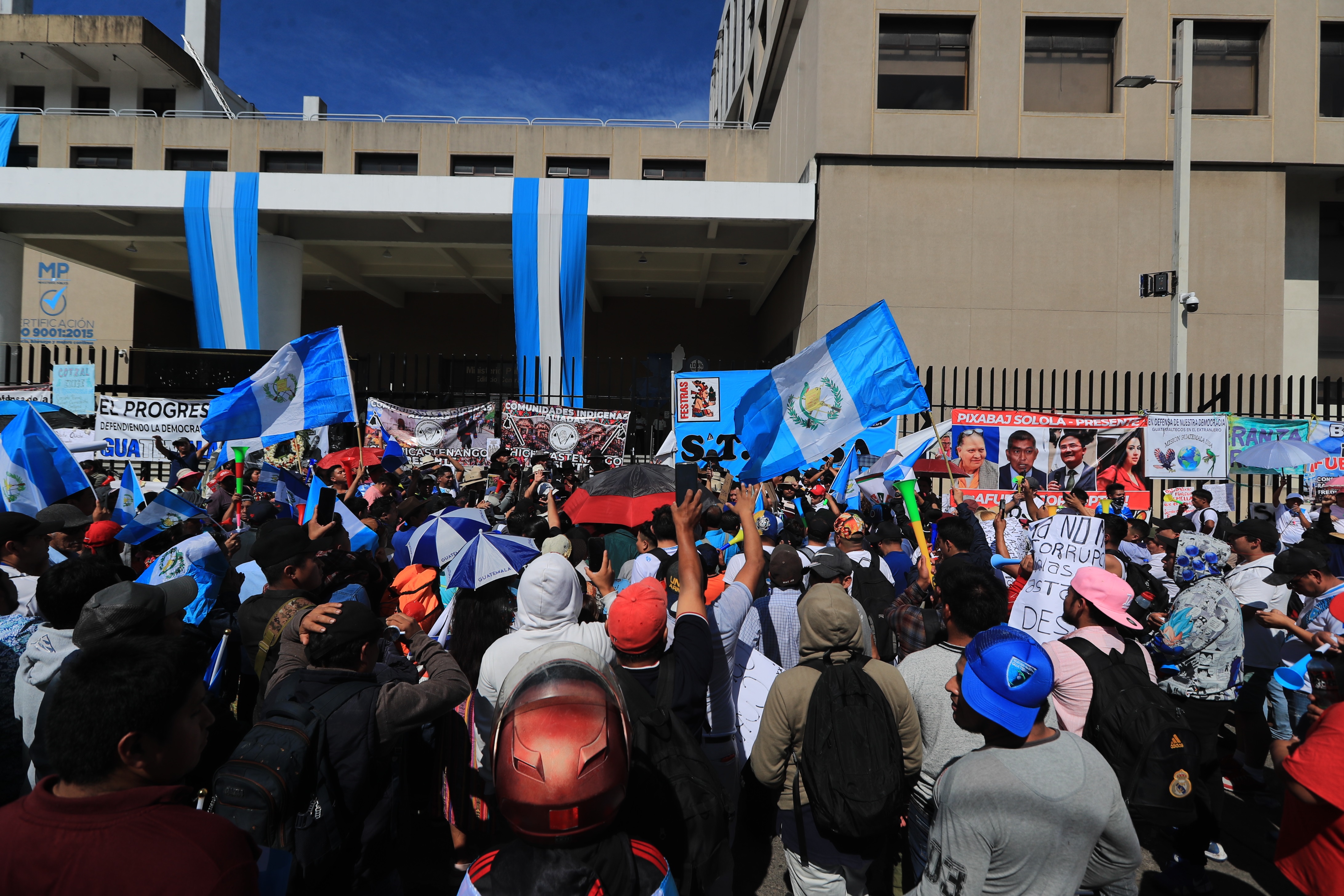 Una protesta frente al MP a quién EE. UU. y la OEA acusan de acciones antidemocráticas que apuntan a no permitir que Bernardo Arévalo no asuma el poder el próximo 14 de enero. (Foto Prensa Libre: Elmer Vargas)