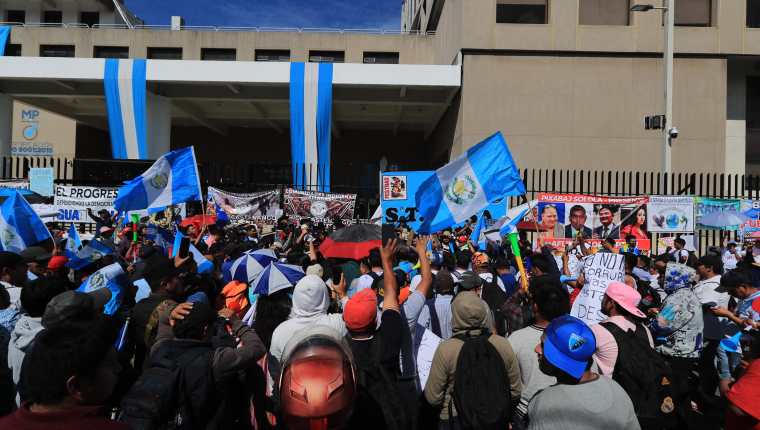 Una protesta frente al MP a quién EE. UU. y la OEA acusan de acciones antidemocráticas que apuntan a no permitir que Bernardo Arévalo no asuma el poder el próximo 14 de enero. (Foto Prensa Libre: Elmer Vargas)